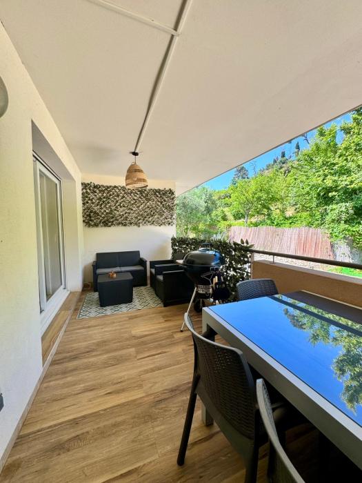 Appartement T3 avec terrasse et parking dans petite résidence fermée et calme , proche de toutes commodités