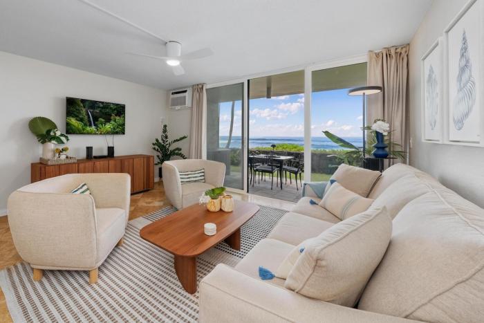 Oceanfront Condo Kailua Kona Walk to Beach Town and Sunset Views