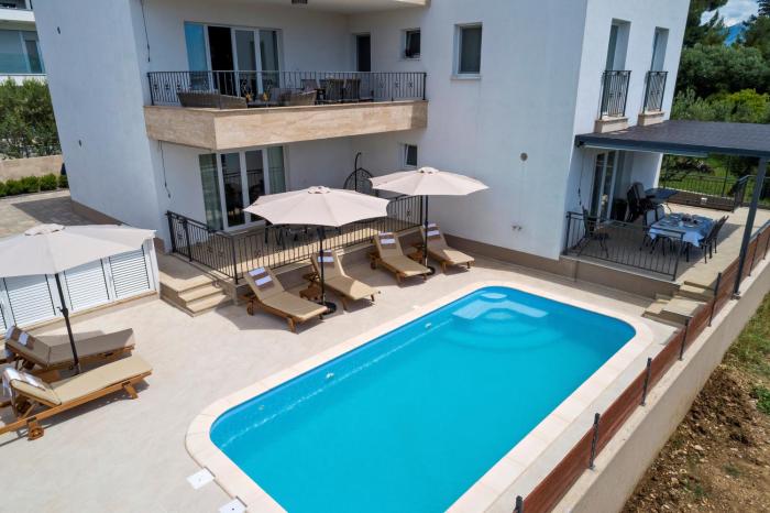 Elegant Holiday House 3D by the Sea with pool and included breakfast