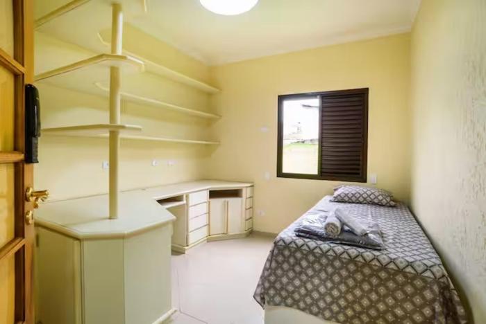 Quarto privativo 5 minutos metrô com Piscina e churrasqueira