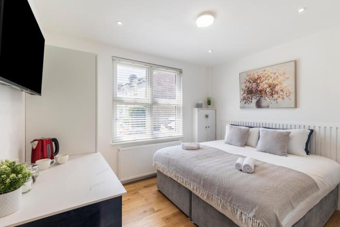 Studio at Tube Station Ground Floor Private Bathroom and shared Kitchen 1