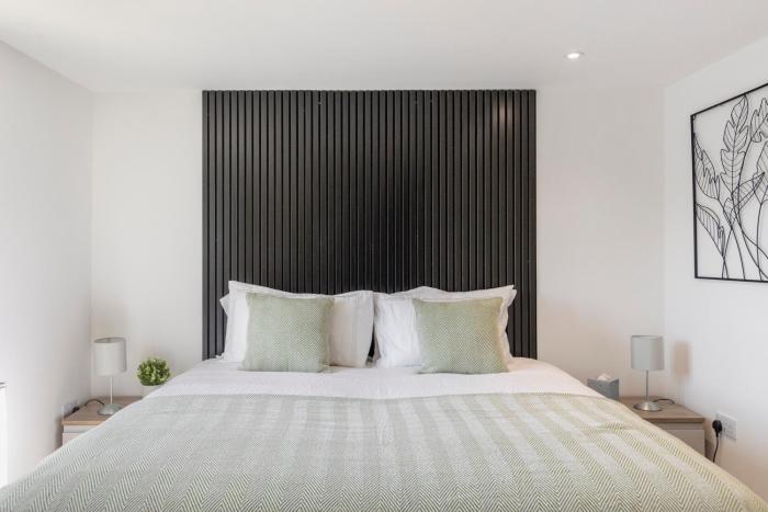 Modern Studio Central Location Private Bathroom and shared Kitchen 2