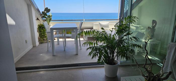 Oltre lessenza del mare