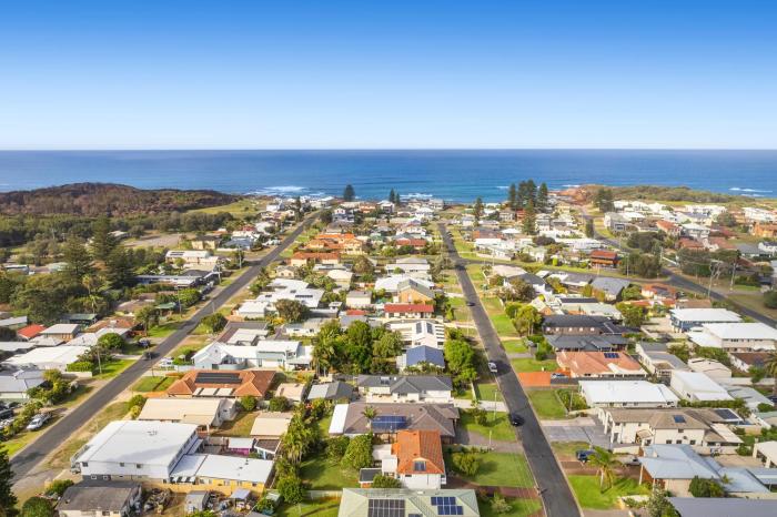 Modern Coastal 4 Bedroom house in paradise, walk to beach and rockpools, large yard