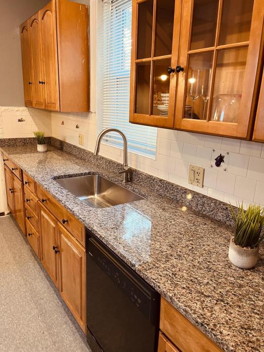 Quiet Two Bedroom in Convenient Location