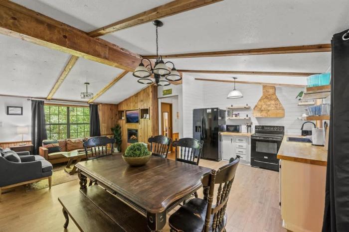 Outdoor Paradise on the Creek - Jacuzzi - Stocked