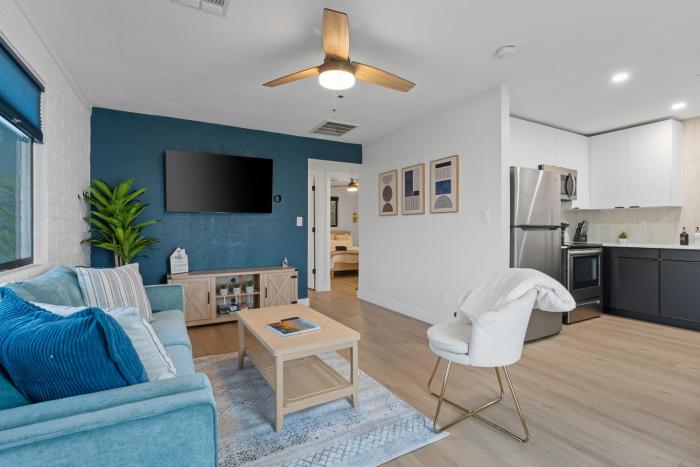 Biltmore 2BR Bungalow #2 - Workspace, Free Parking, Laundry, Patio!