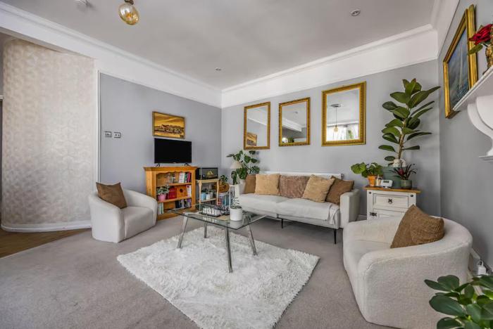 Tasteful Coastal Flat Pass The Keys