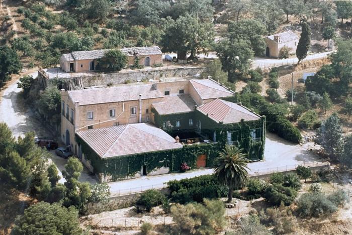 Villa Pietralunga in the woods