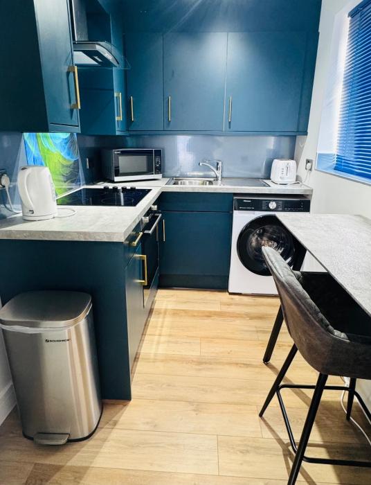 EVELYN - KENILWORTH STUDIO FLAT 30m2 - PRIVATE PARKING