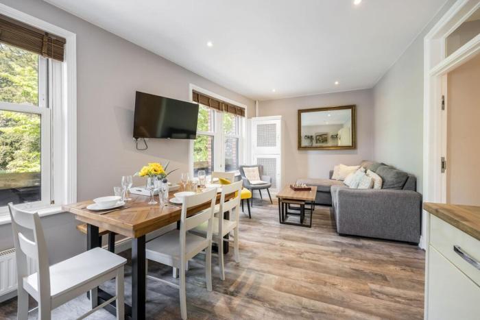 Vibrant 3 bed flat above charming pub, 10 minutes to beach