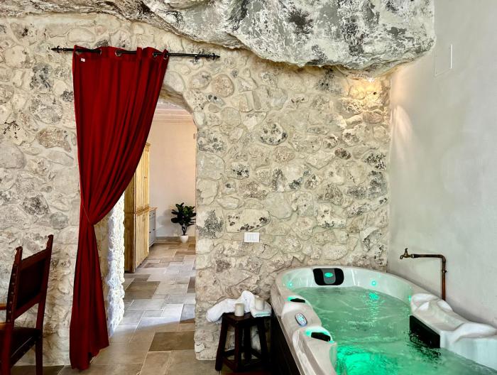 Suite Albanazzo with Jacuzzi near the sandy beach