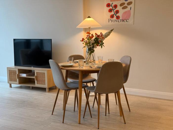 High Ceiling 6 Beds Private Garden Oasis 1min to Stadiums & Parking