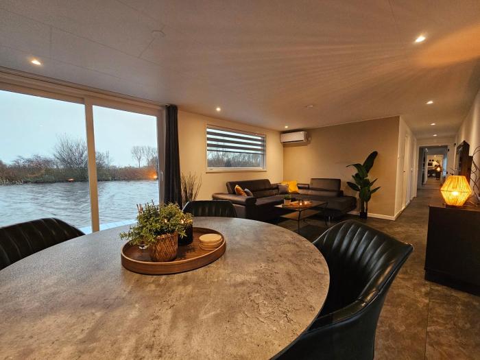 Luxe woonboot in de natuur aan doorgaand vaarwater