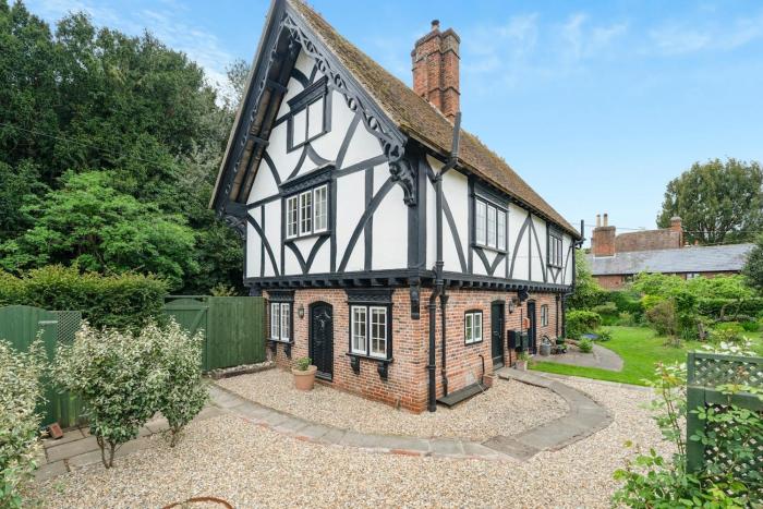 Lion Cottage - cosy english cottage in the country with parking, patio space and in an idyllic location