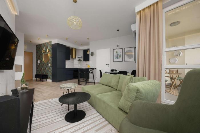 Spacious Apartment with Air Conditioning in the Old Town of Warsaw by Noclegi Renters