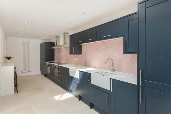 Spacious House Private Parking & Garden