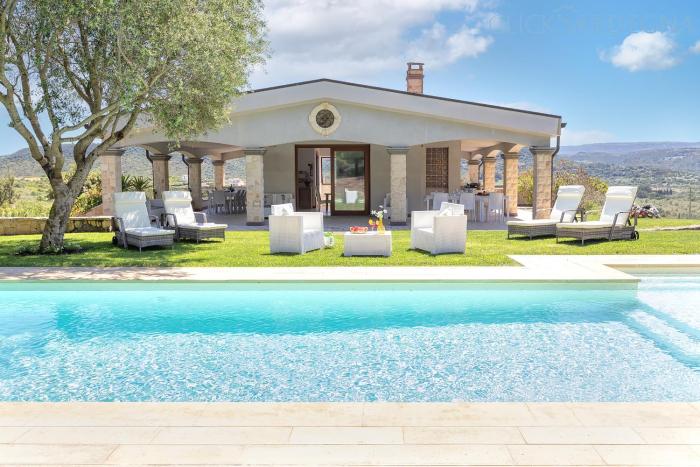 Villa Janas Luxury Villa surrounded by large park, swimming pool, parking and Wifi