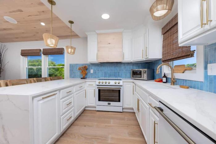 Coastal Luxury Hot Tub Fire Pit & 5Min to Beach