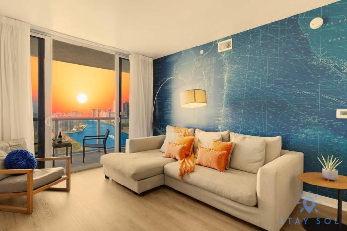 Modern 2BR 2BA Oasis & pool