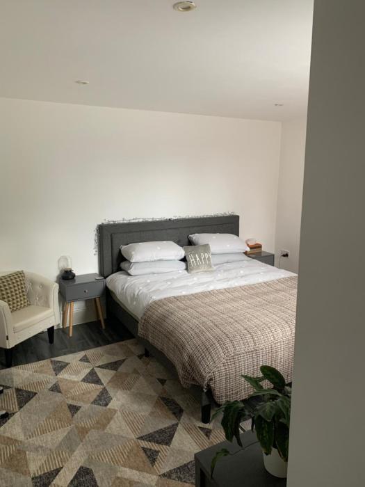 Glastonbury town centre modern apartment