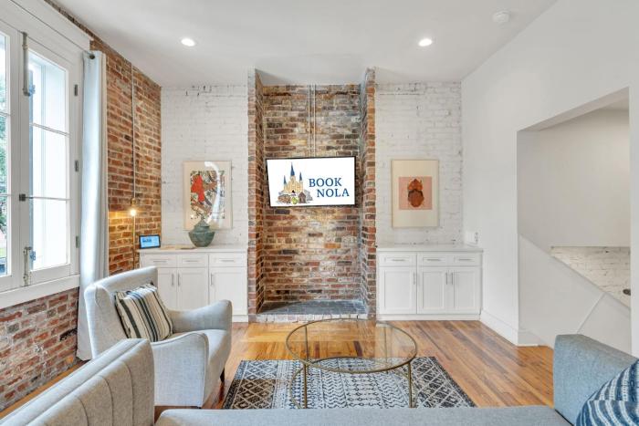 Esplanade Ave Stay wBalcony across French Quarter