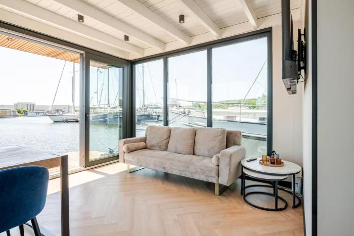 Moderne houseboat op het water!