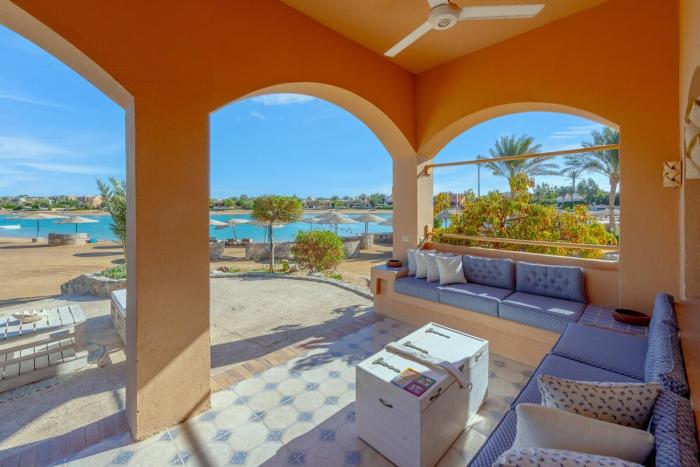 Rihanna apartment direct to the sea