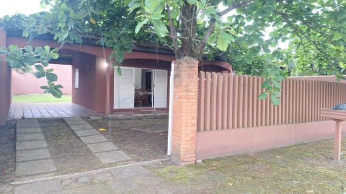 Casa a duas quadras da praia - Balneário Saint Etienne - Matinhos