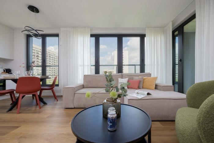 Grzybowska Sophisticated Apartment with Balcony & Parking in the Center of Warsaw by Renters Prestige