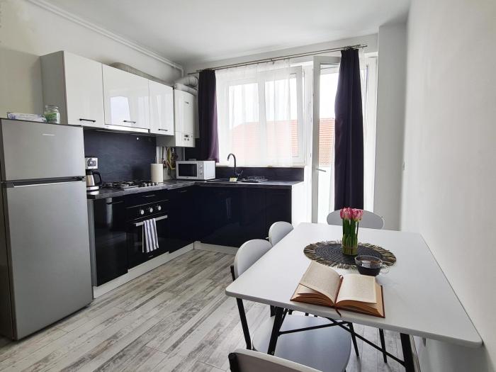 Esther Apartment - elevator, balcony, free private parking, self check-in