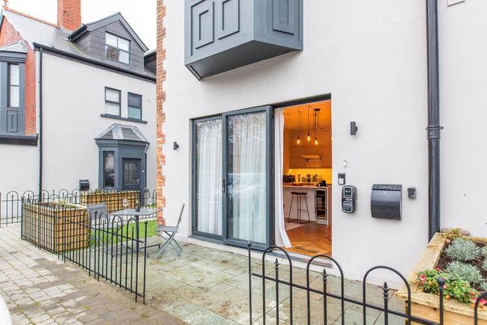 Cohost Partners Charming 2BR in Cardiff with Parking