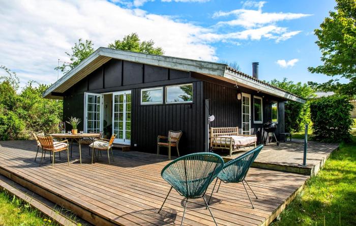 3 Bedroom Nice Home In Dronningmølle