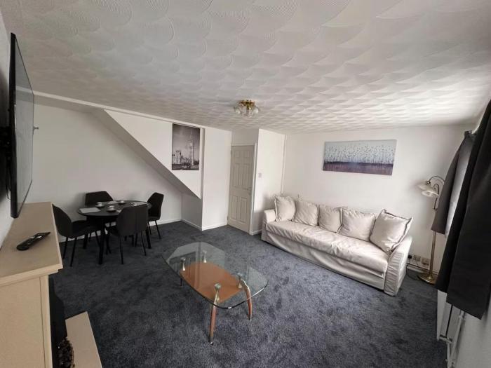 3-Bed City Retreat - Sleeps 7 Garden & Parking