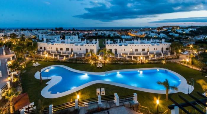 Sunset Golf Resort - With Pool and Parking