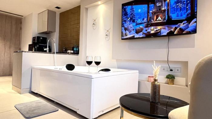 Luxe Jacuzzi Heaven Heights 12th Patio 2