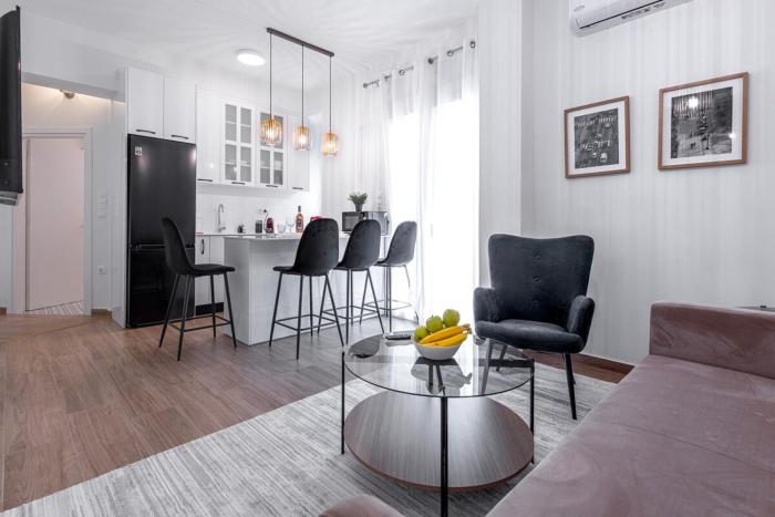 Koukaki 2BR Apt with Balcony, Walk to Acropolis