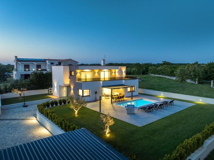 Villa Ana Škicini for 10 people with heated pool, kids activities and sea view near Novigrad