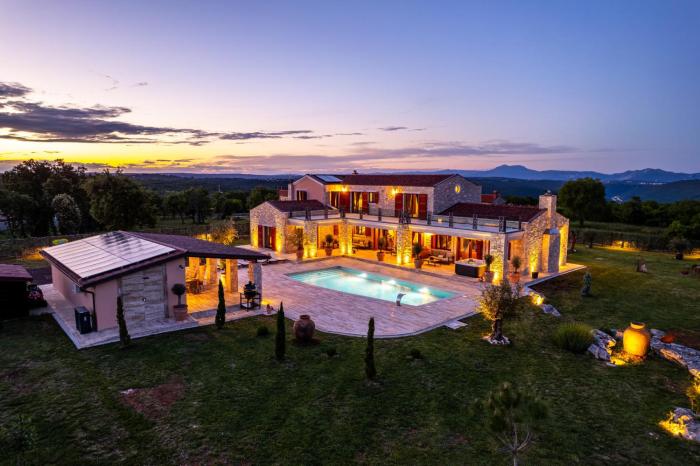 Villa Antea for 10 people near Barban with heated pool 75 m2 - wellness & large garden - full service