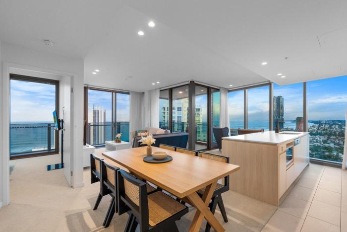 The Panorama - 180 degrees of Ocean View 27Floor 3BR in Broadbeach with Parking and Pool