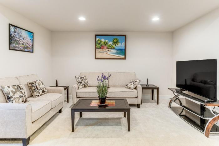 12 Mi to Hospitals: Modern Apartment in Aurora!