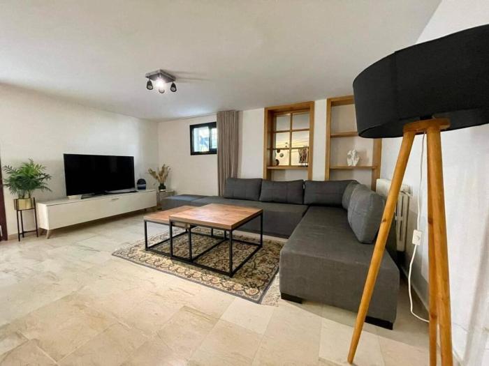 Luxurious apartment with garden s2