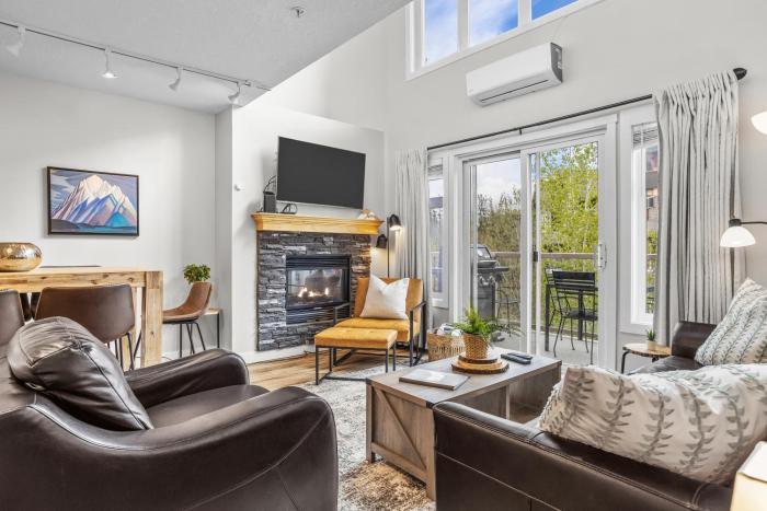 Charming Mountain Loft Pet Friendly Mountain Views!