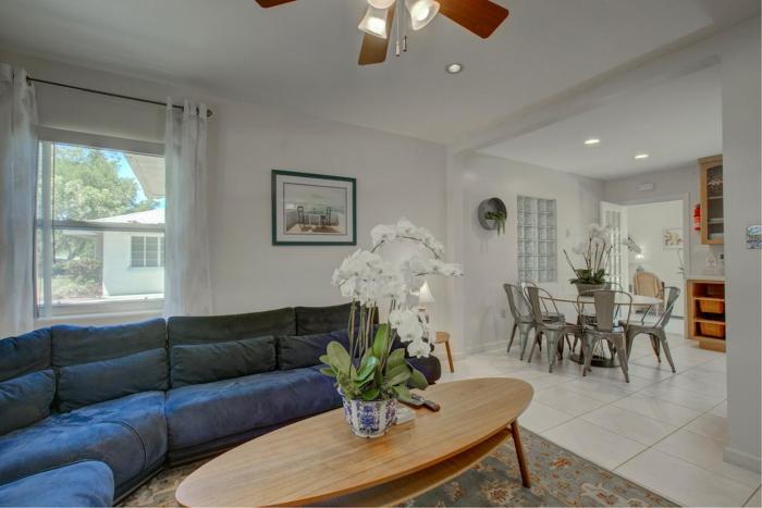 Mid-Century Retreat VR24-00083