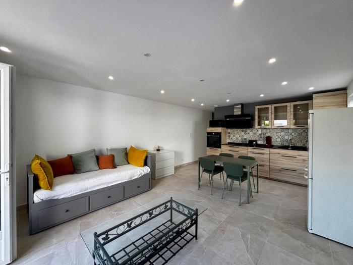 Superbe Appartement rénové à 150 mètres de la plage de Fréjus