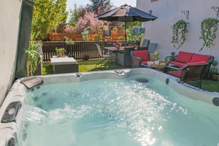 Huge 8 Bed Manor House with Hot Tub, Cinema Room, Games Room