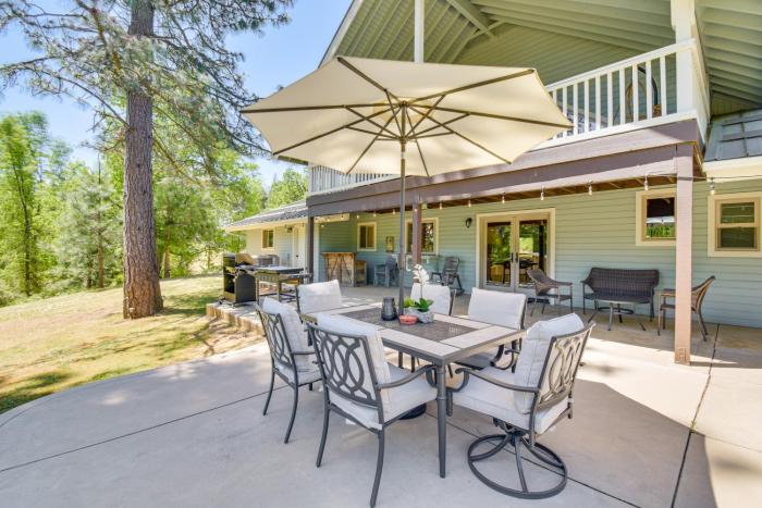 Hike, Boat and More Home with Hot Tub in North Fork!