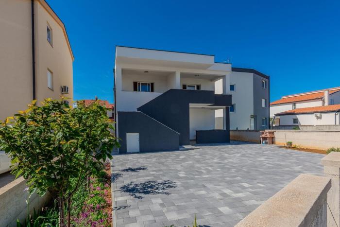 Apartments with parking space Vir - 24432