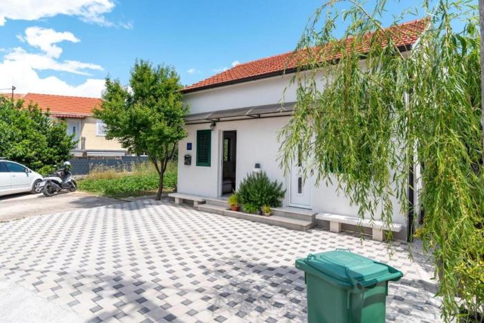 Apartments with parking space Zedno, Ciovo - 24516