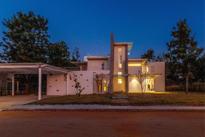 Golfing Twins Villa by StayJadeGardenRetreat8BHK